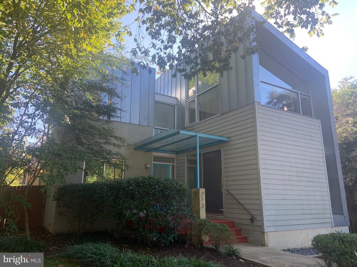 Property Photo: 213 E Raymond Avenue VA 22301