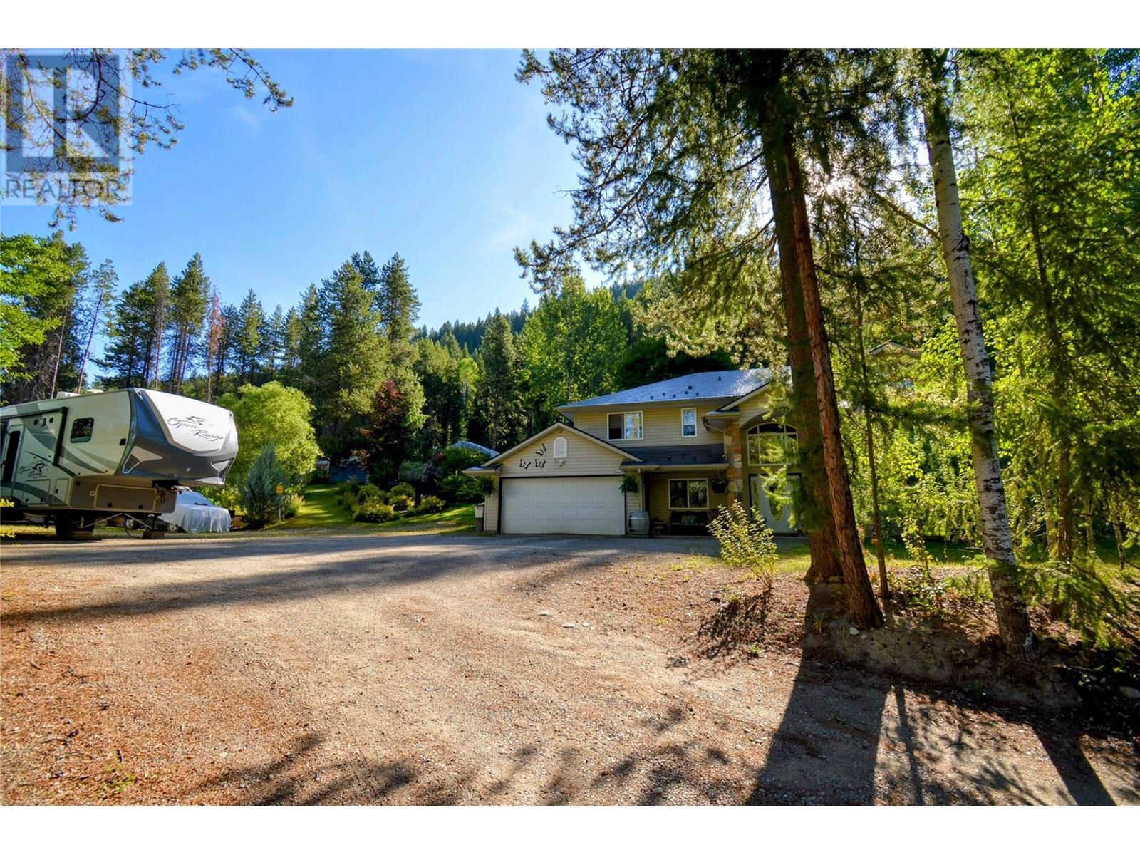 Property Photo: 610 Strathmore Avenue BC V0H 1J0