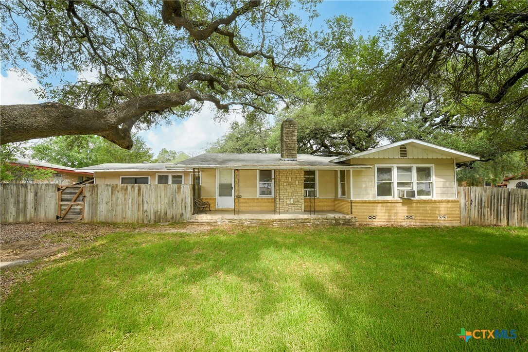 Property Photo: 1304 Landa Street TX 78132