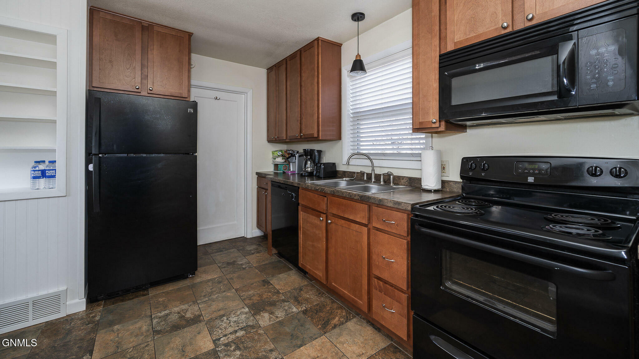 Property Photo: 830 N 17th Street ND 58501