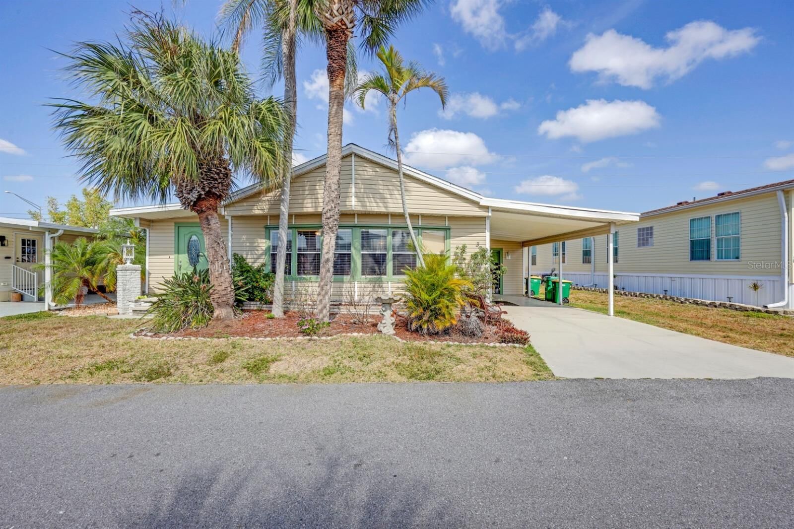 Property Photo: 2100 Kings Highway 37 FL 33980