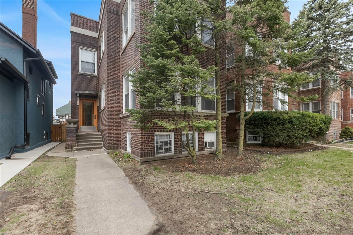 Property Photo: 2139 W Touhy Avenue IL 60645