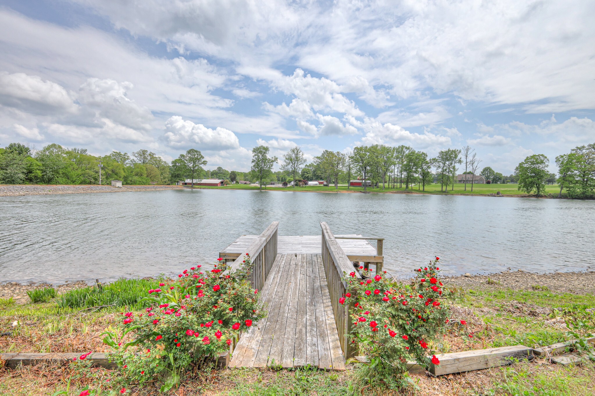 Property Photo: 411 Willow Lake Dr TN 37148