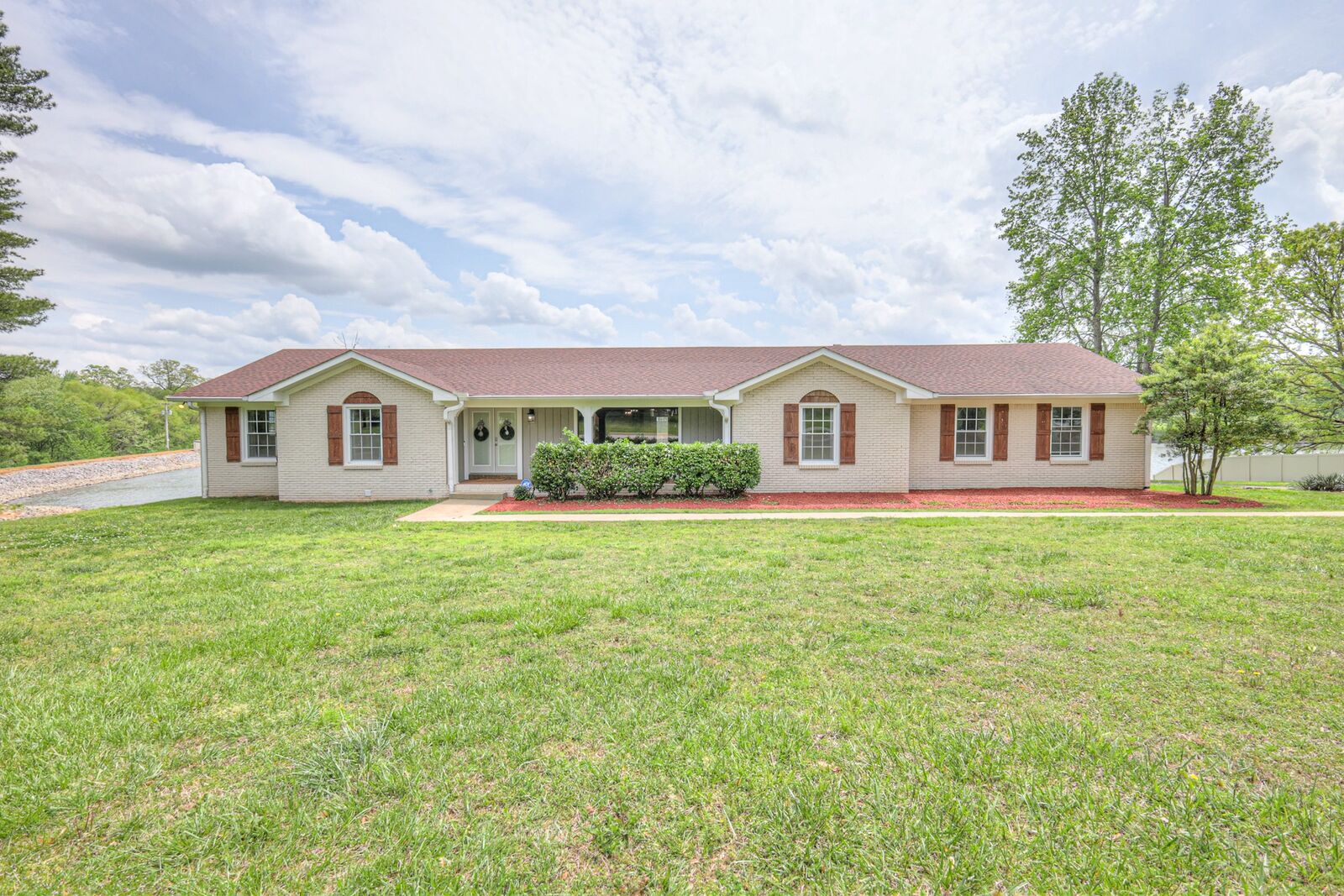 Property Photo:  411 Willow Lake Dr  TN 37148 
