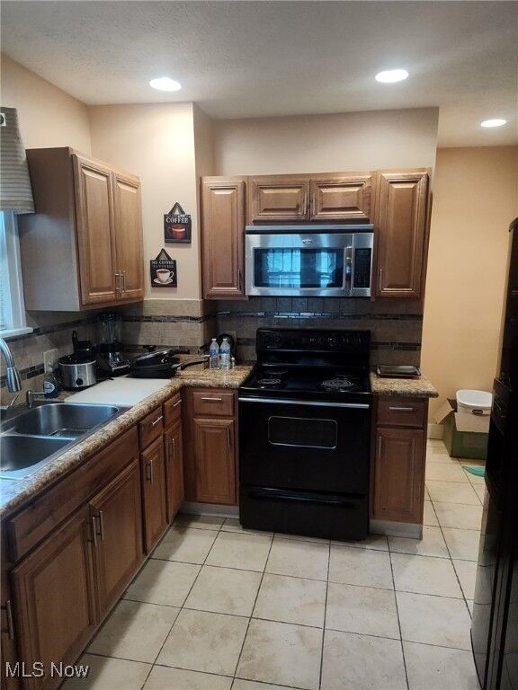 Property Photo:  916 Mercer Avenue  OH 44320 