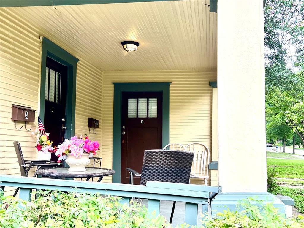 Property Photo: 210 S Rosemont Avenue B TX 75208