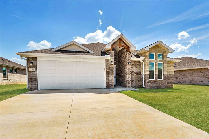 Property Photo:  1709 Ferguson Street  AR 72751 