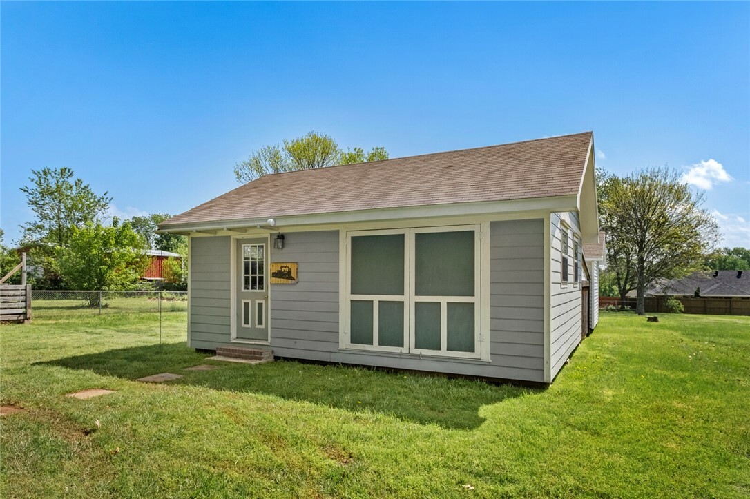 Property Photo: 511 N Oakwood Street AR 72745
