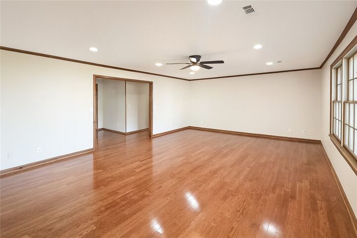 Property Photo: 511 N Oakwood Street AR 72745