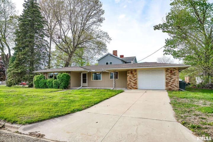 203 E Evergreen Street  Elmwood IL 61529 photo