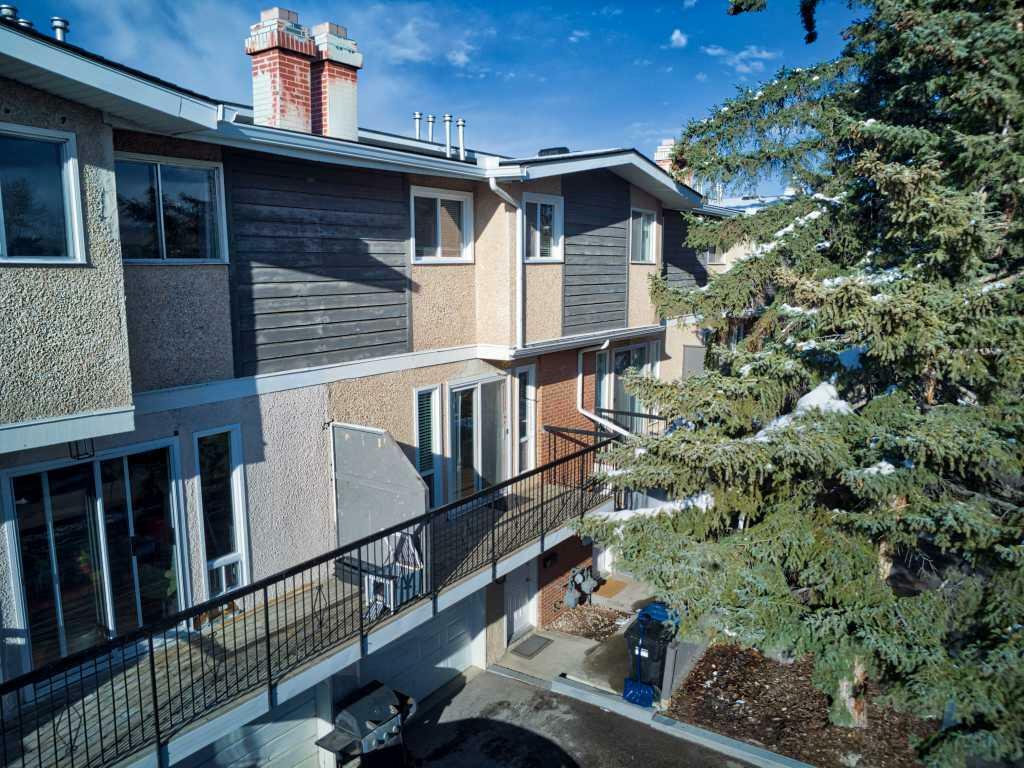 Property Photo: 643 4 Avenue NE 22 AB T2E 0J9