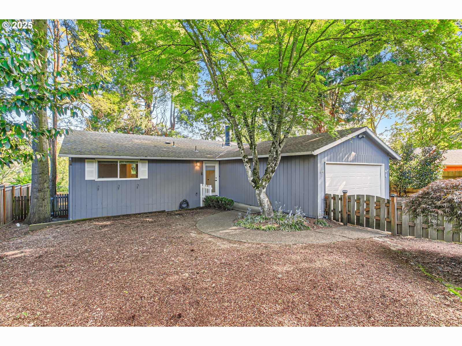 Property Photo: 825 Oak St OR 97034