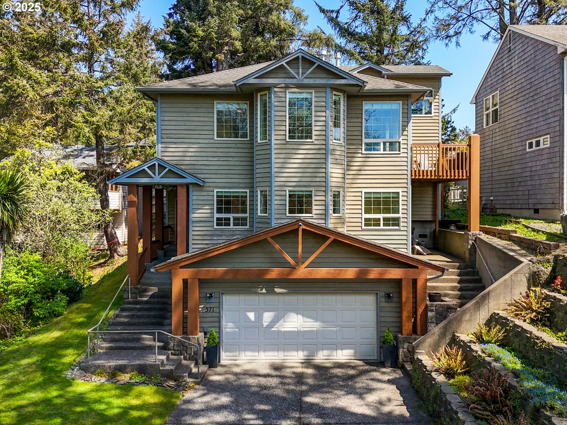 Property Photo: 571 Antler Rd OR 97110