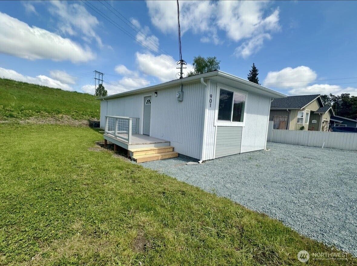 Property Photo:  901 W Hazel Street  WA 98273 