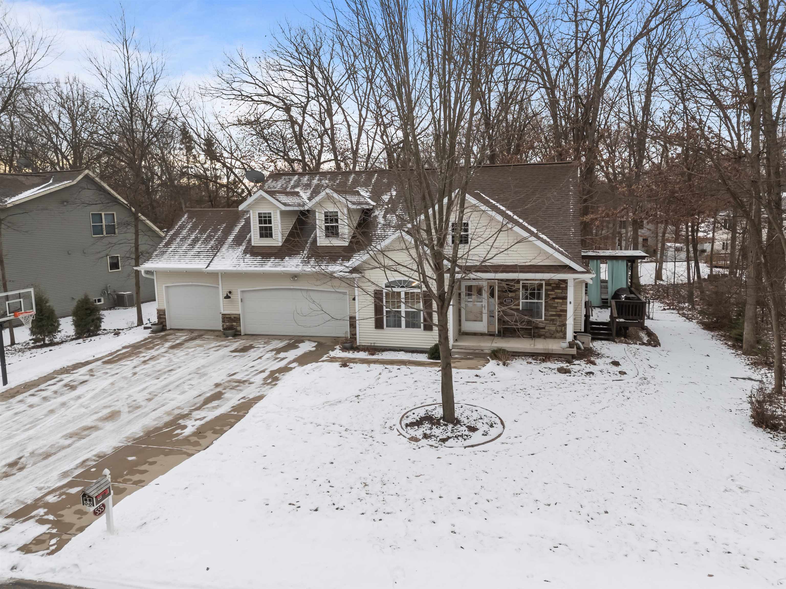 Property Photo: 555 Woodland Circle WI 54981