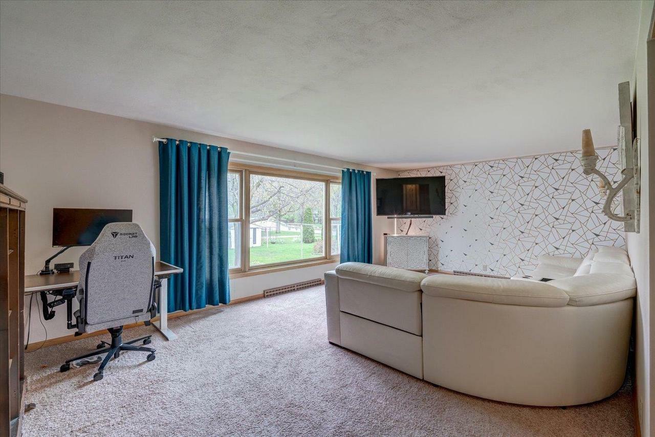 Property Photo: 819 Laura Street WI 53590