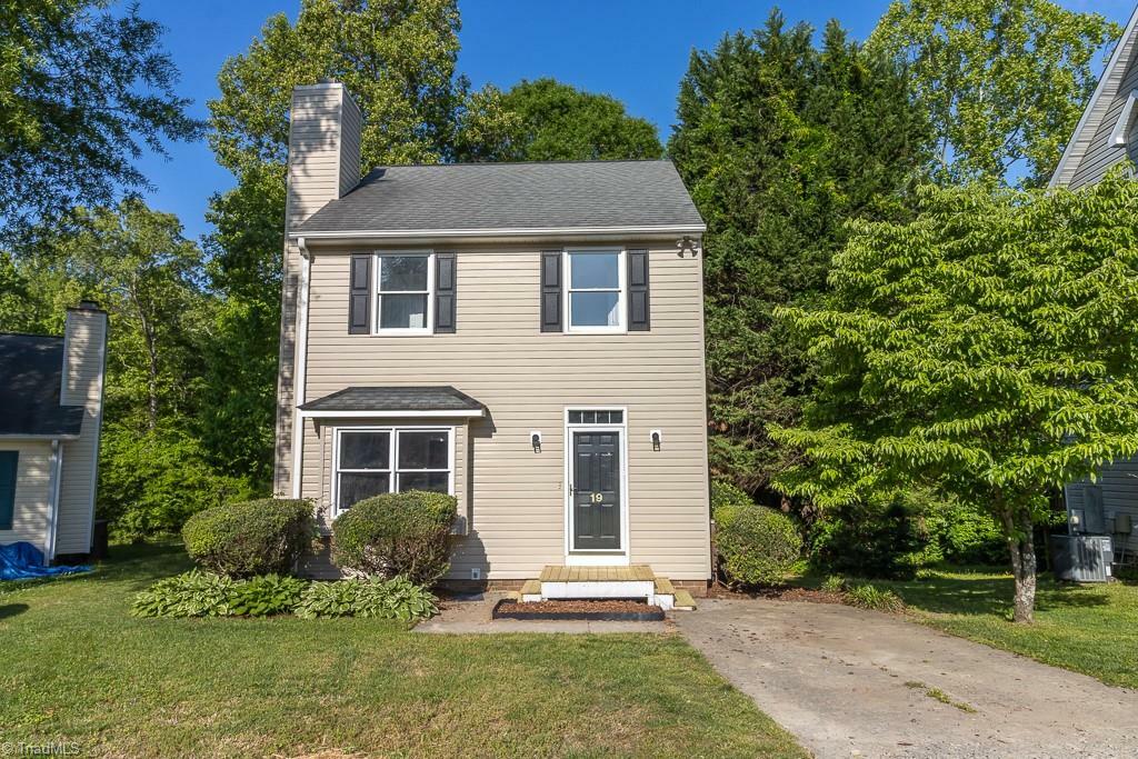 Property Photo: 19 Gatehouse Lane NC 27407