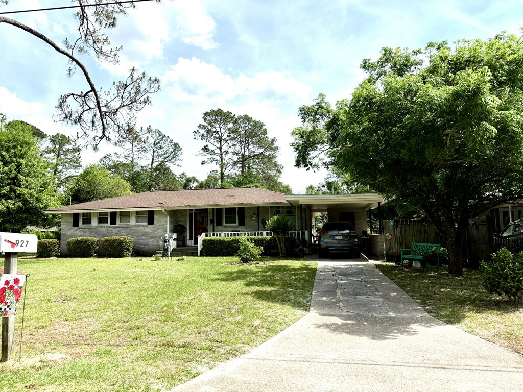 Property Photo: 927 Ridgewood GA 31601