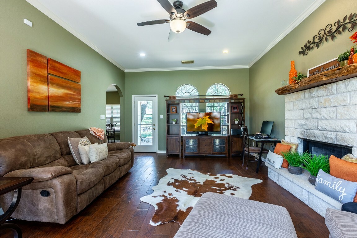Property Photo: 511 Shadywood Lane TX 78620