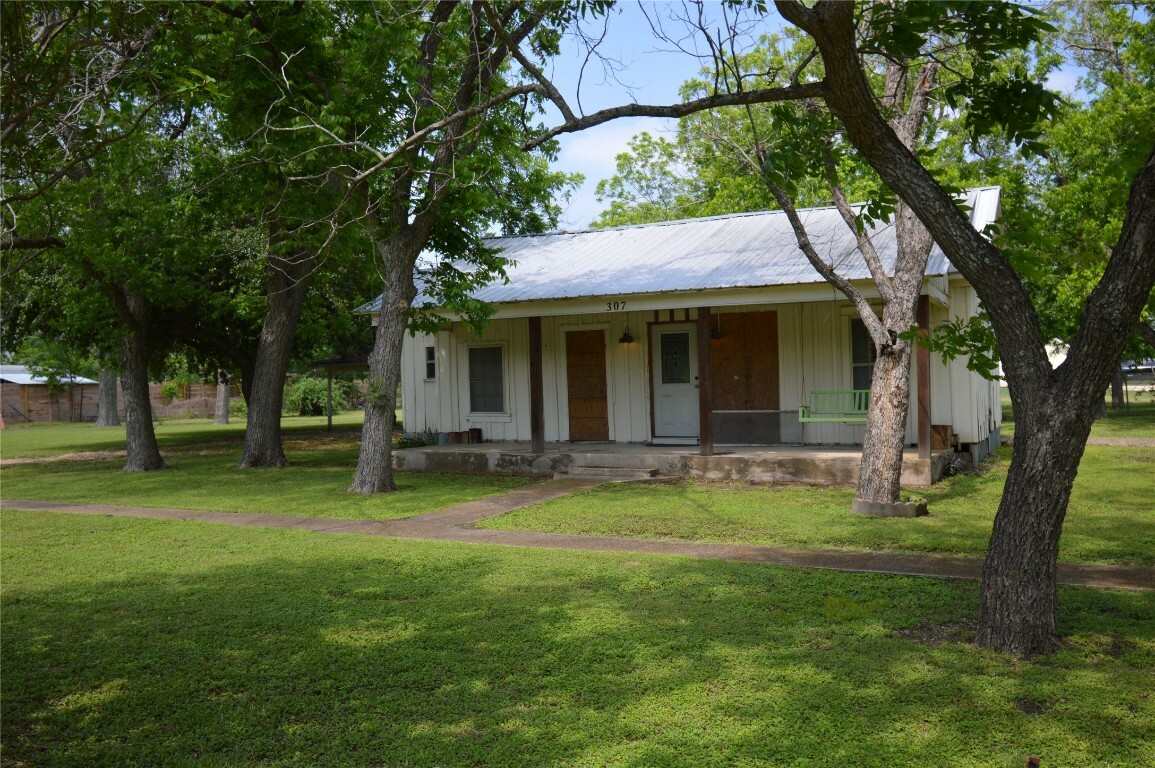 Property Photo: 307 S Evie Street TX 76511