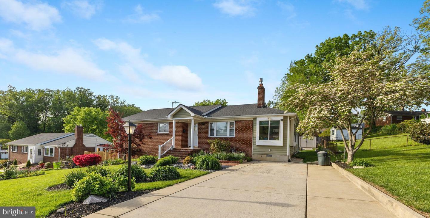 Property Photo: 7511 Mendota Place VA 22150