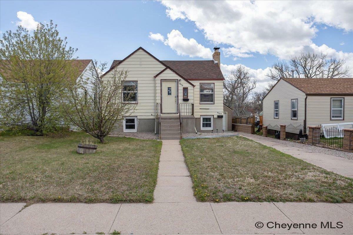 Property Photo: 909 E 23rd St WY 82001