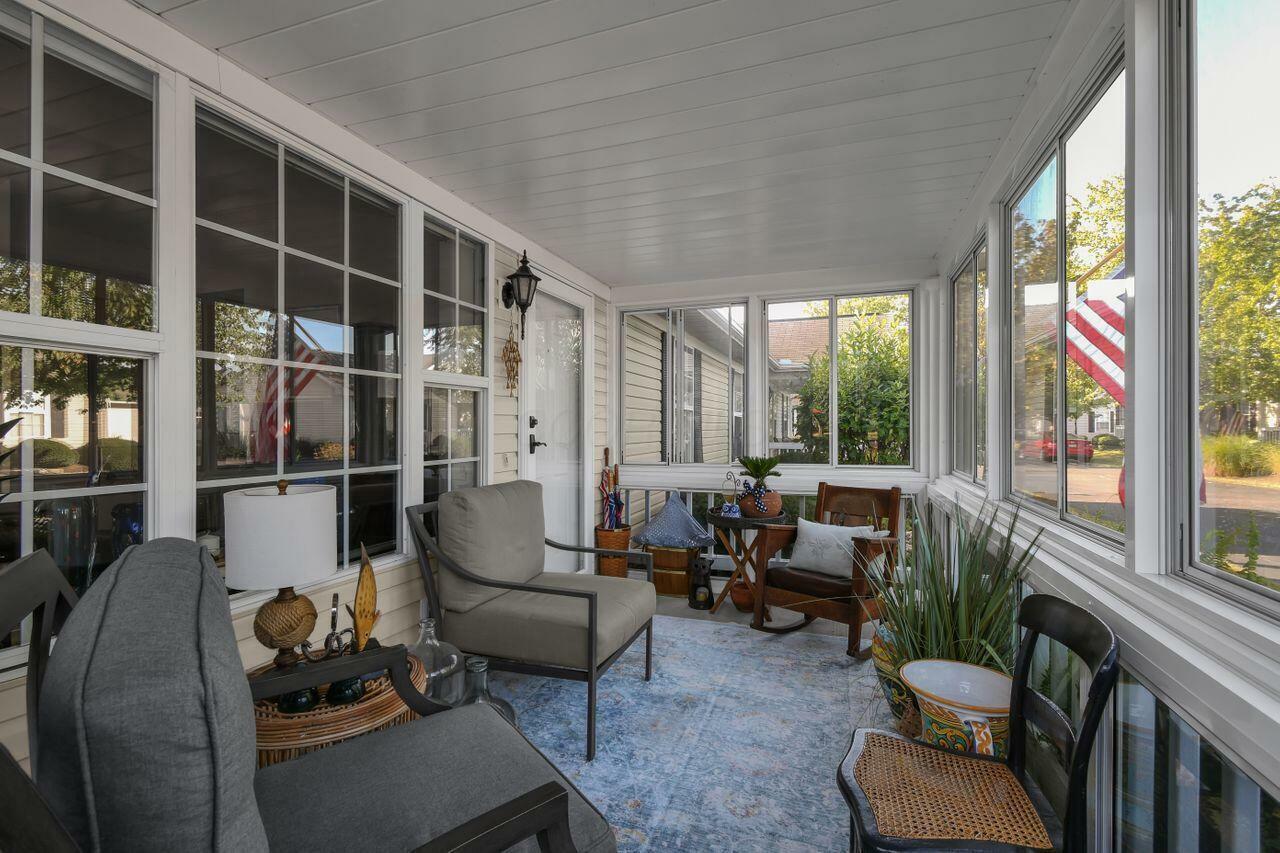 Property Photo: 1324 Hillview W Circle OH 43055