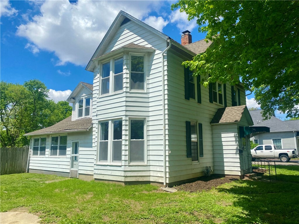 Property Photo: 305 N Poplar Street IL 62510