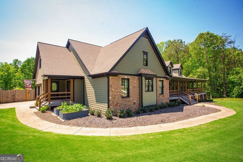 Property Photo: 200 Carney Court GA 30107