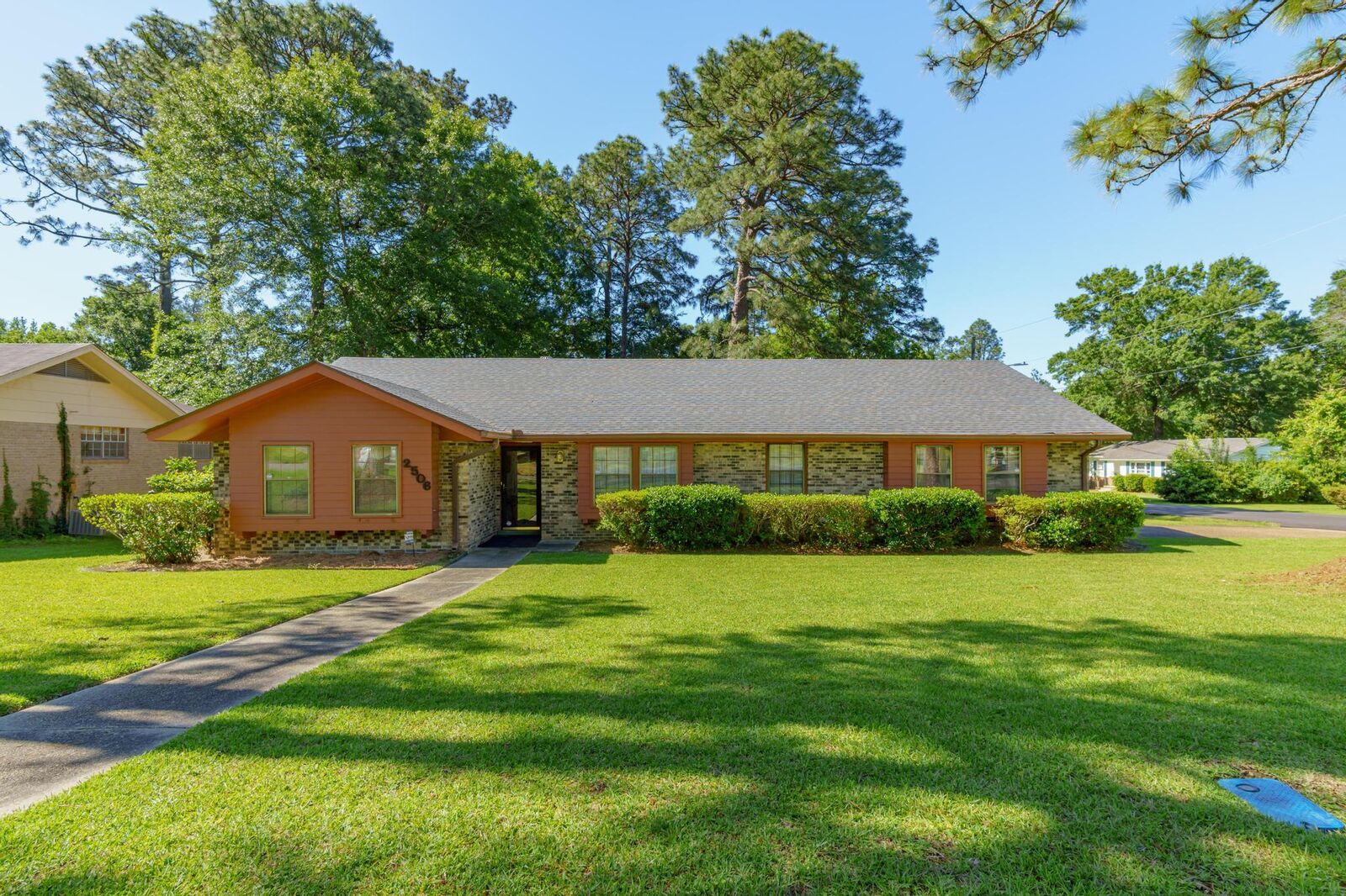 Property Photo: 2506 Villa Verde St. MS 39402