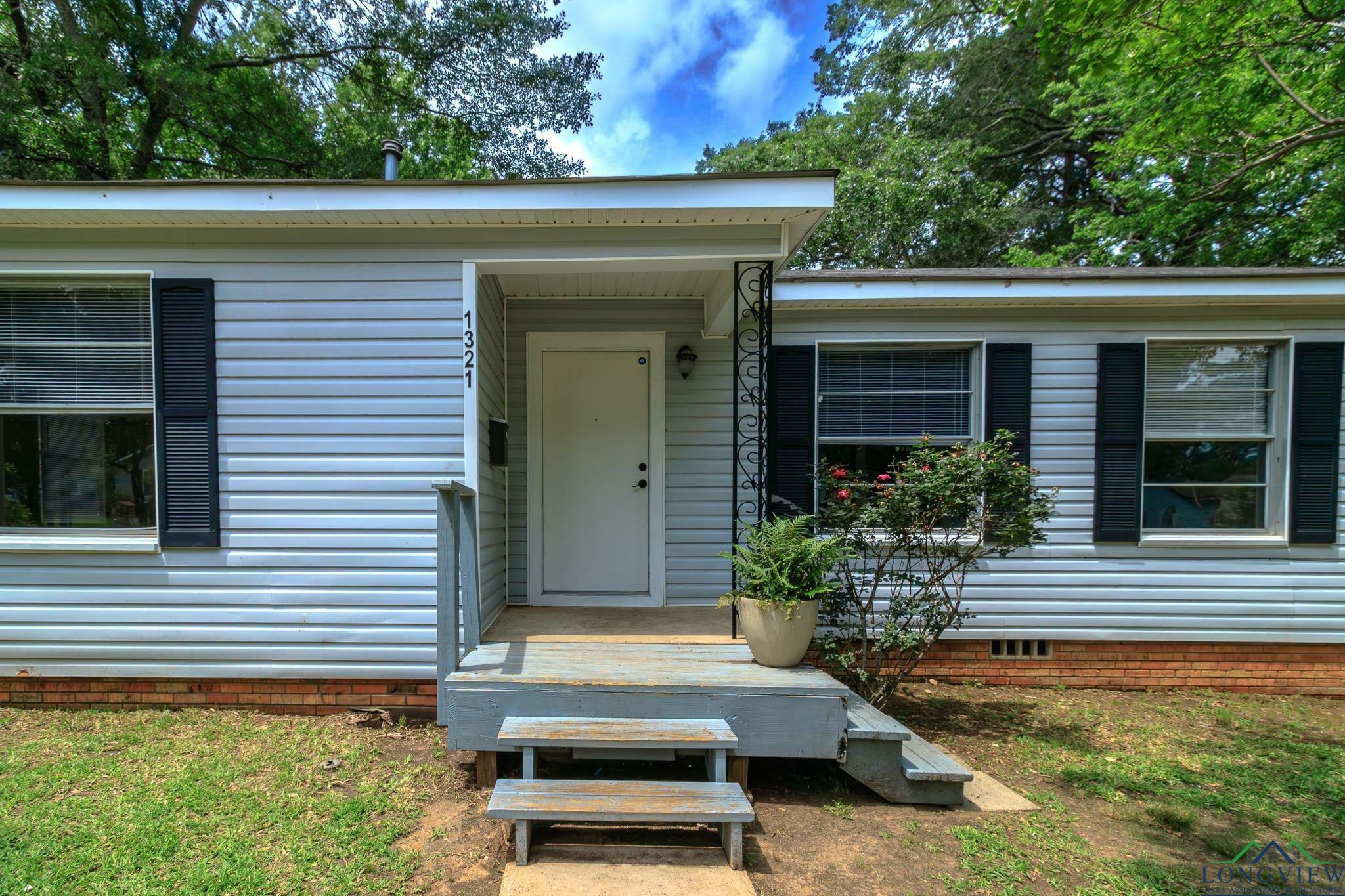 Property Photo: 1321 Lake Drive TX 75601