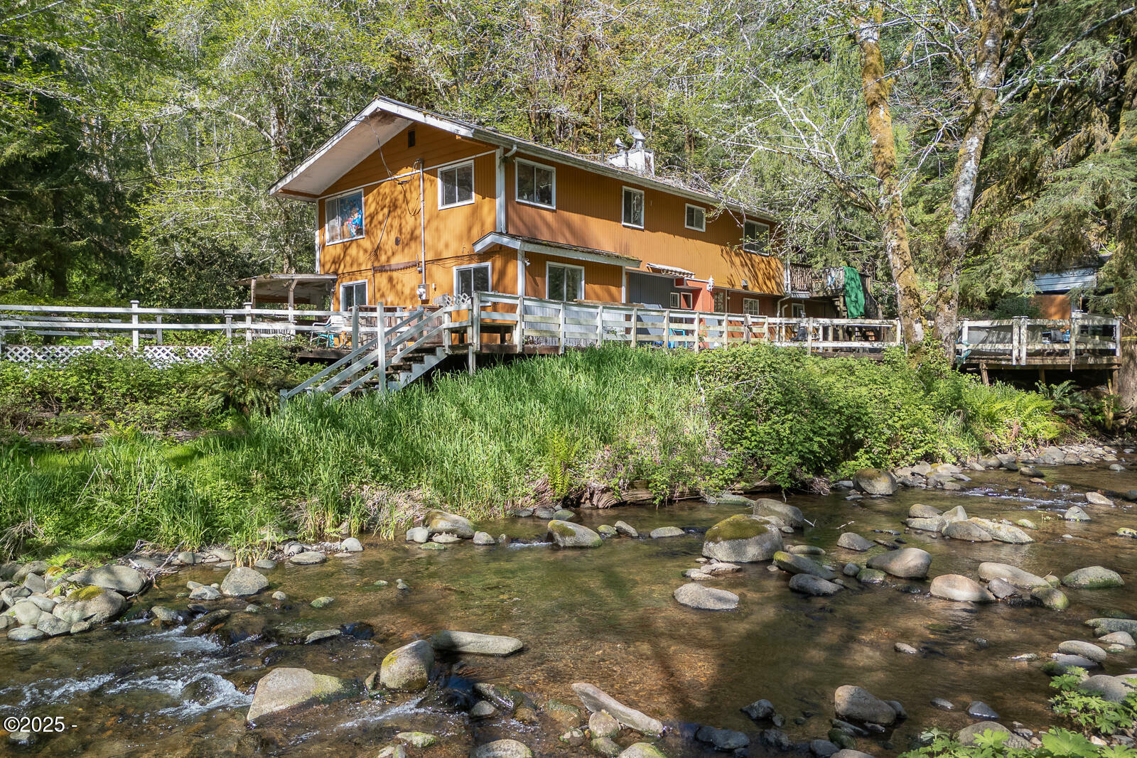 Property Photo: 642 N New Bridge Rd OR 97368