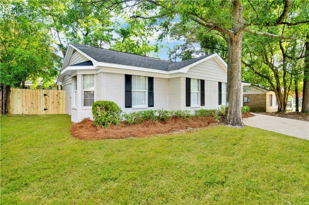 Property Photo: 2504 Oakmont Court AL 36605