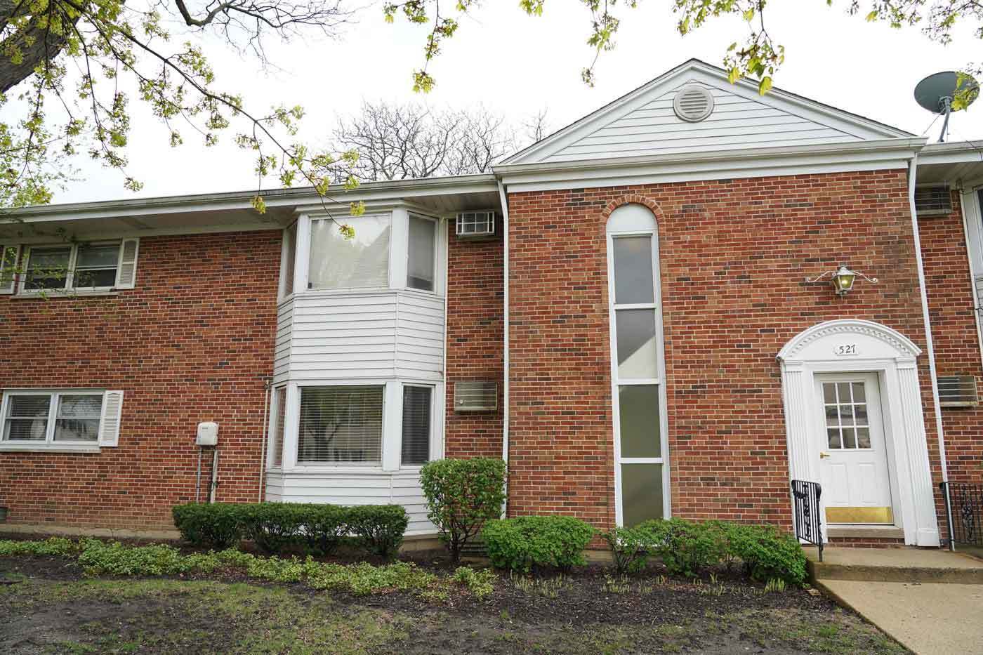 Property Photo: 527 W Eastman Street W 1A IL 60005