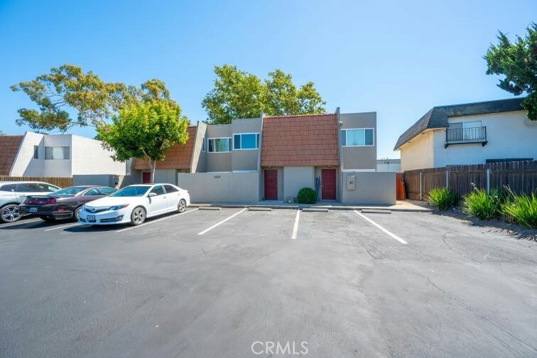 Property Photo: 1527 Royal Wy CA 93405