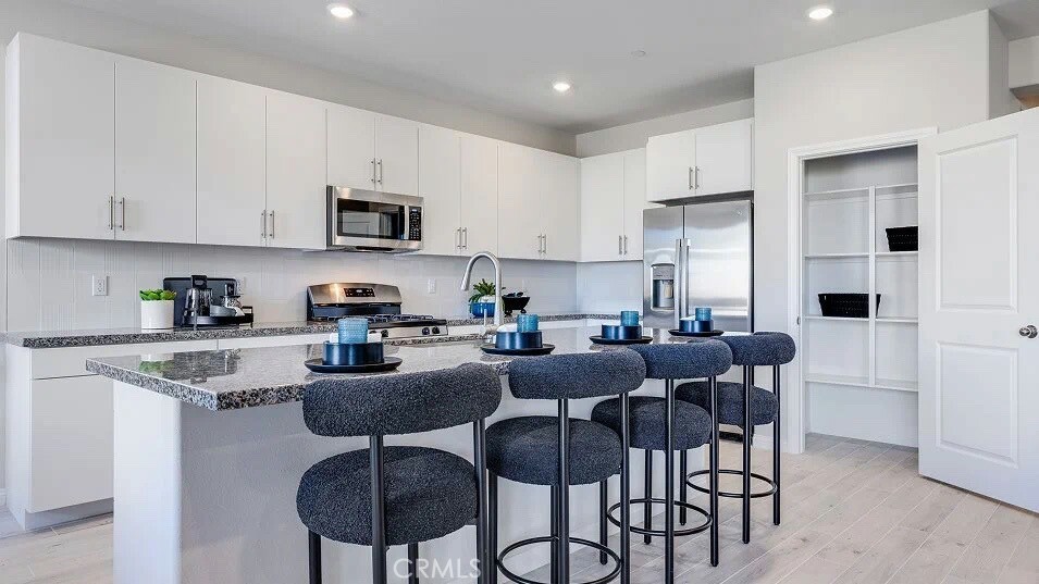 Property Photo:  15402 Avenida De Cielo  CA 92240 