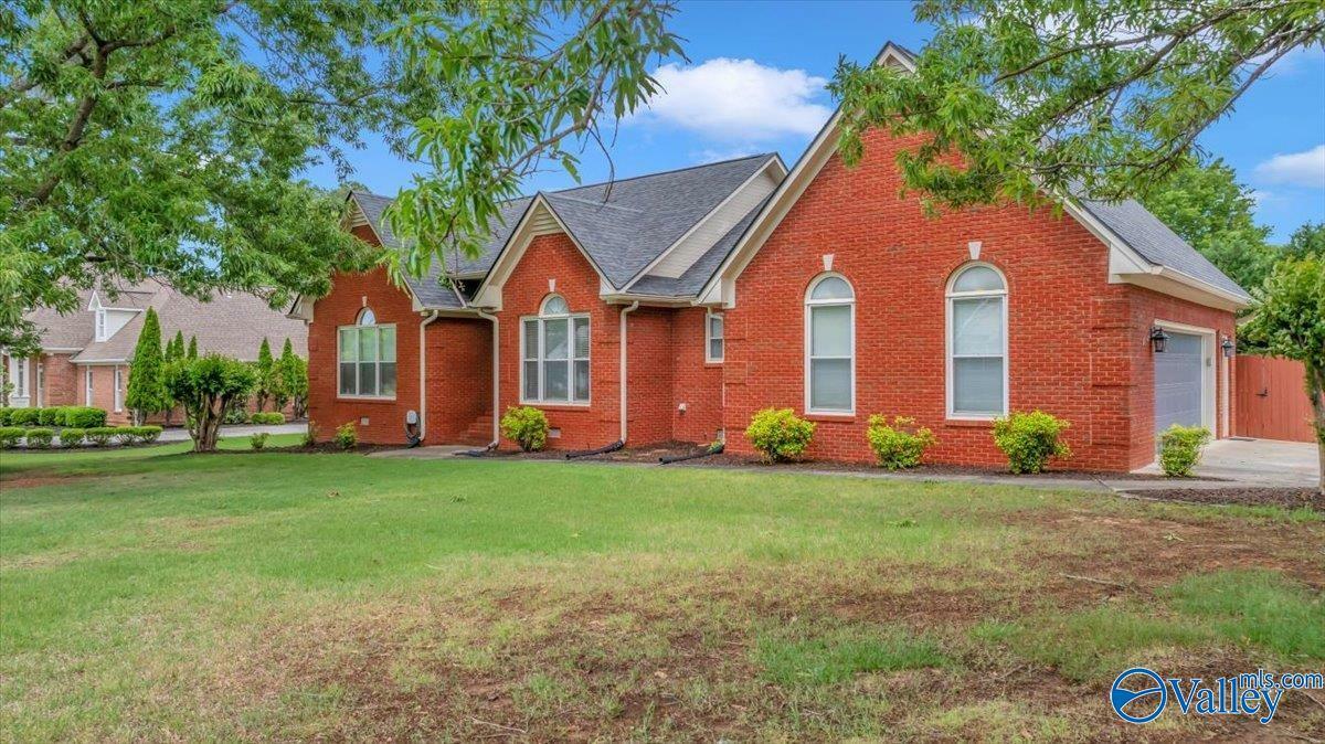 Property Photo: 1211 Cimarron Drive AL 35769