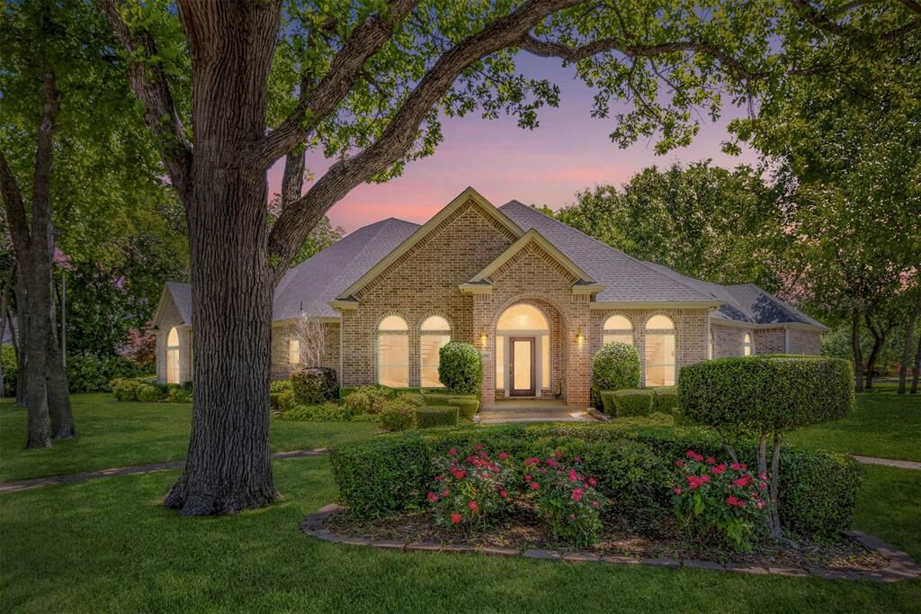 Property Photo: 6200 Forest River Drive TX 76112