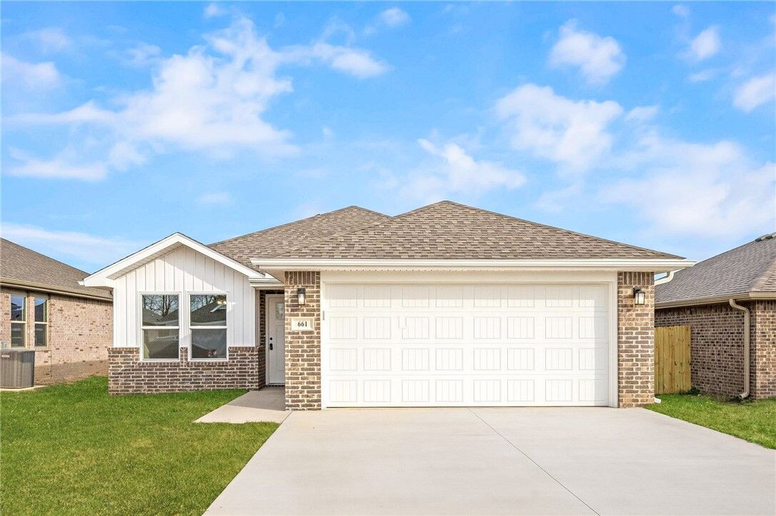 Property Photo:  661 Kendra Street  AR 72753 