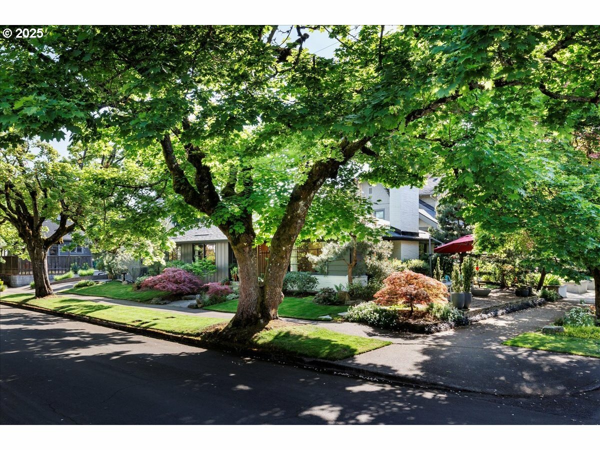 Property Photo: 3910 NE 28th Ave OR 97212