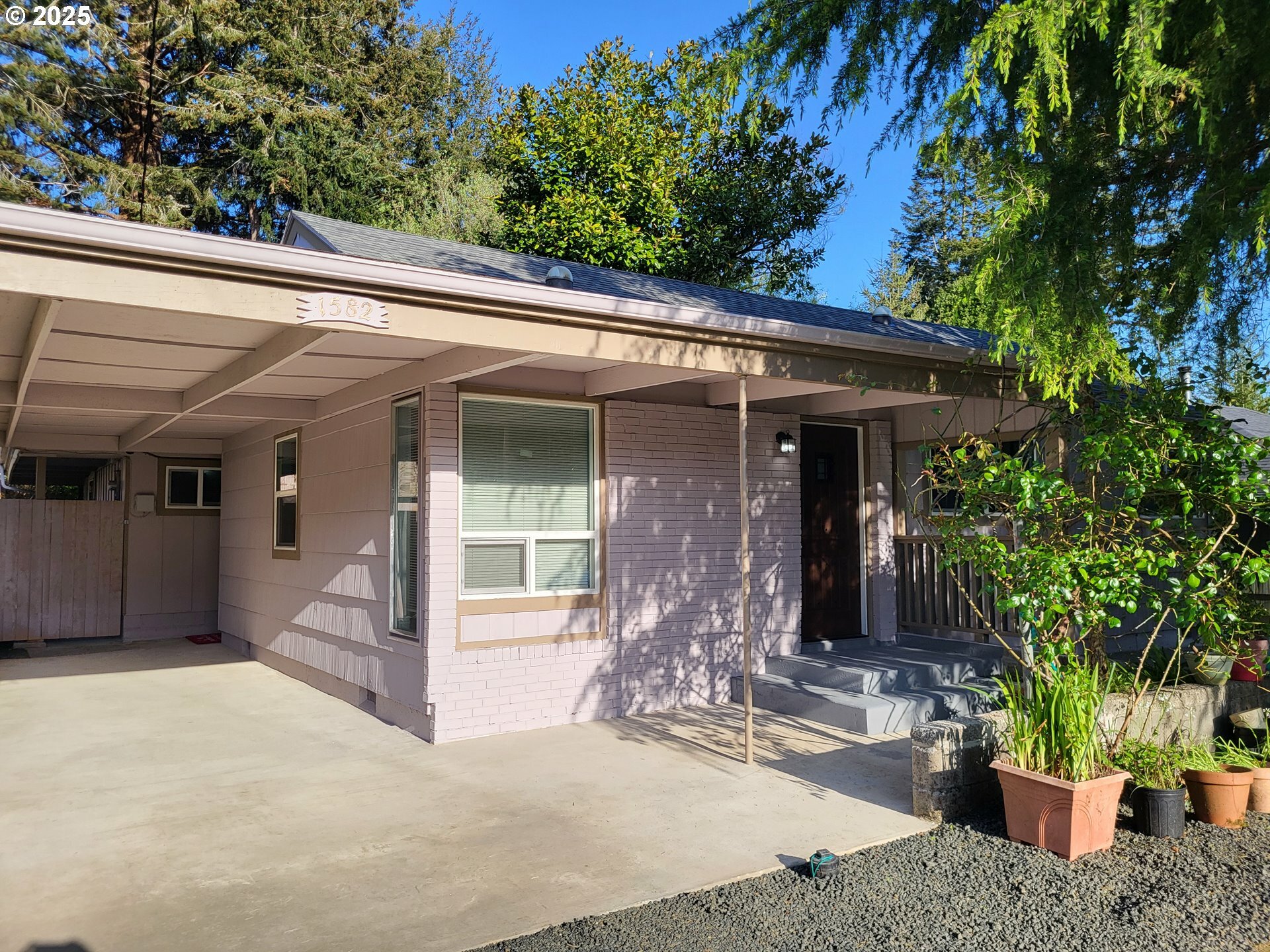 Property Photo: 1582 N Ivy St OR 97423