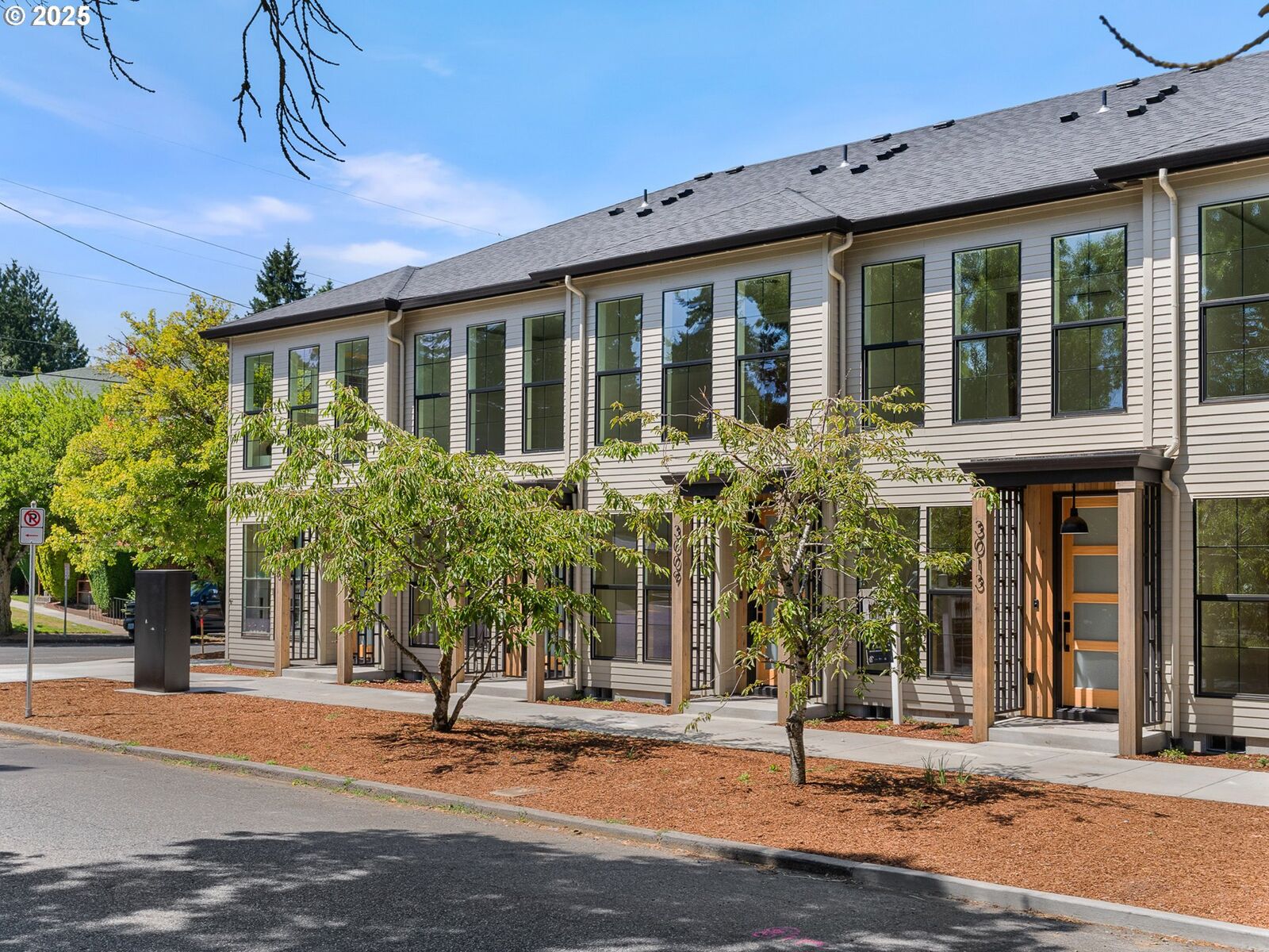 Property Photo: 6001 NE 30th Ave OR 97211