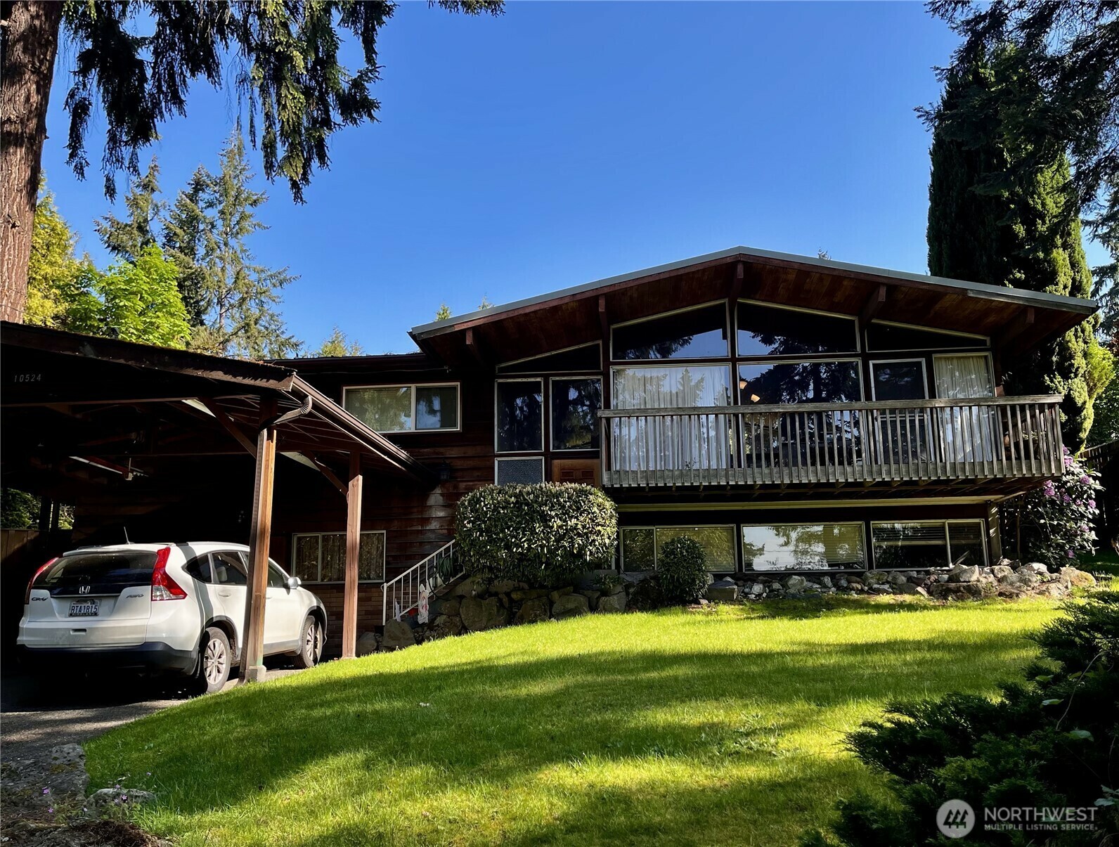 Property Photo: 10524 SE 32nd Street WA 98004