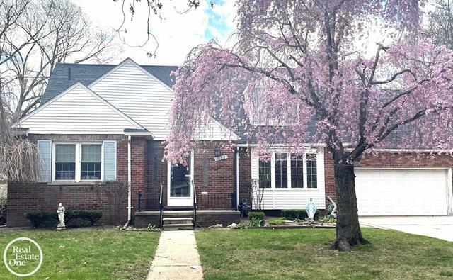 1553 Huntington Boulevard  Grosse Pointe Woods MI 48236 photo