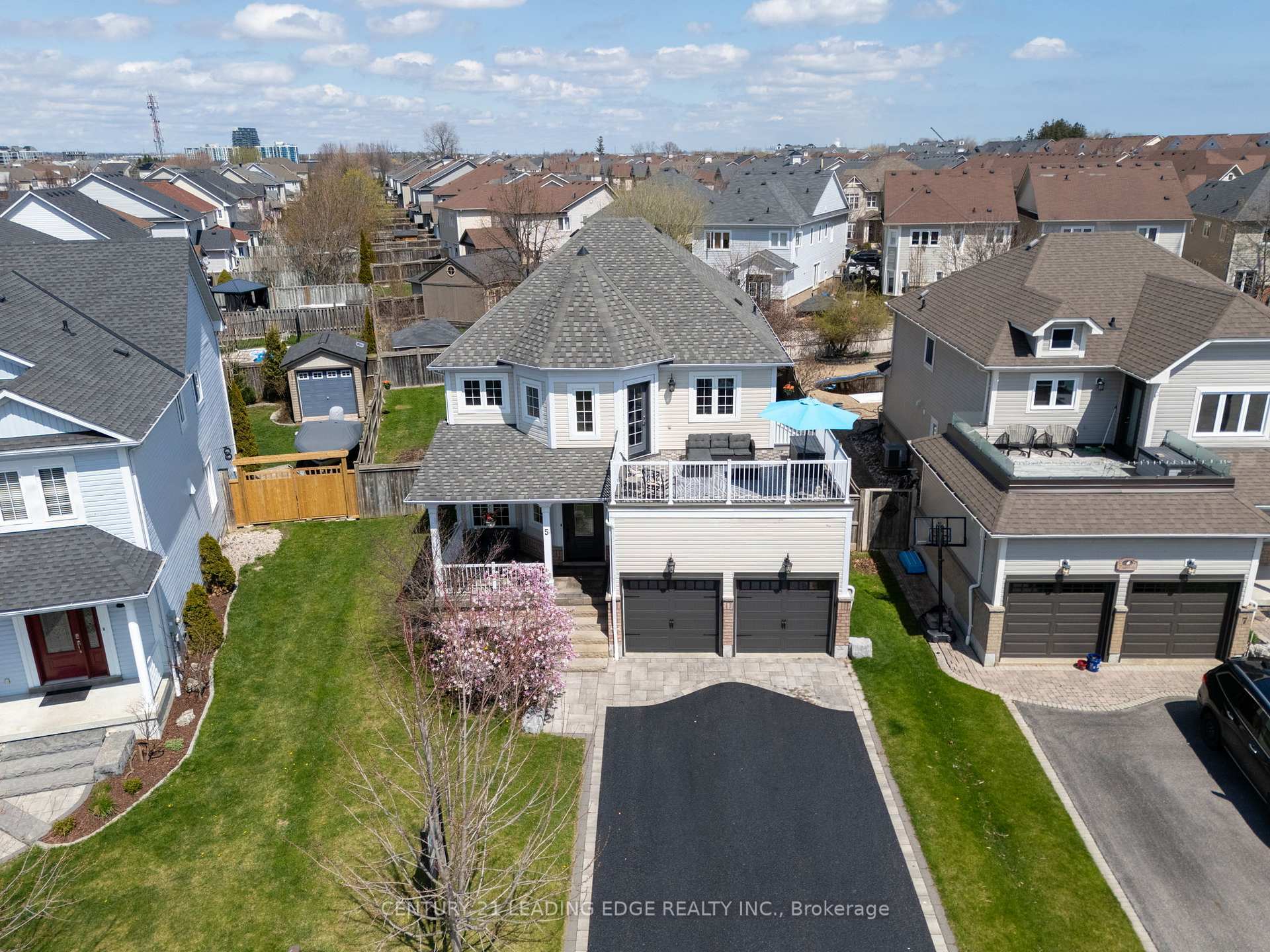 Photo de la propriété: 5 Eggert Court ON L1N 9X2