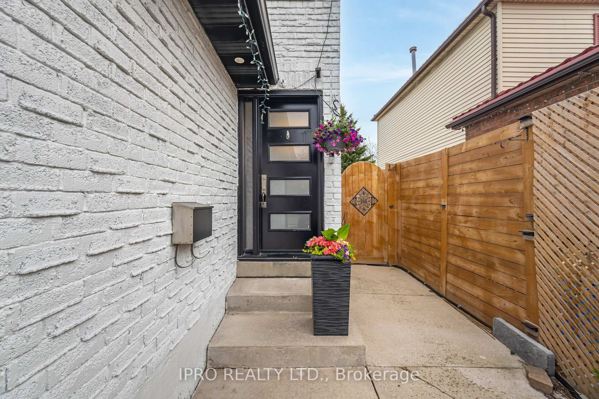 Photo de la propriété: 738 Greycedar Crescent ON L4W 3J8