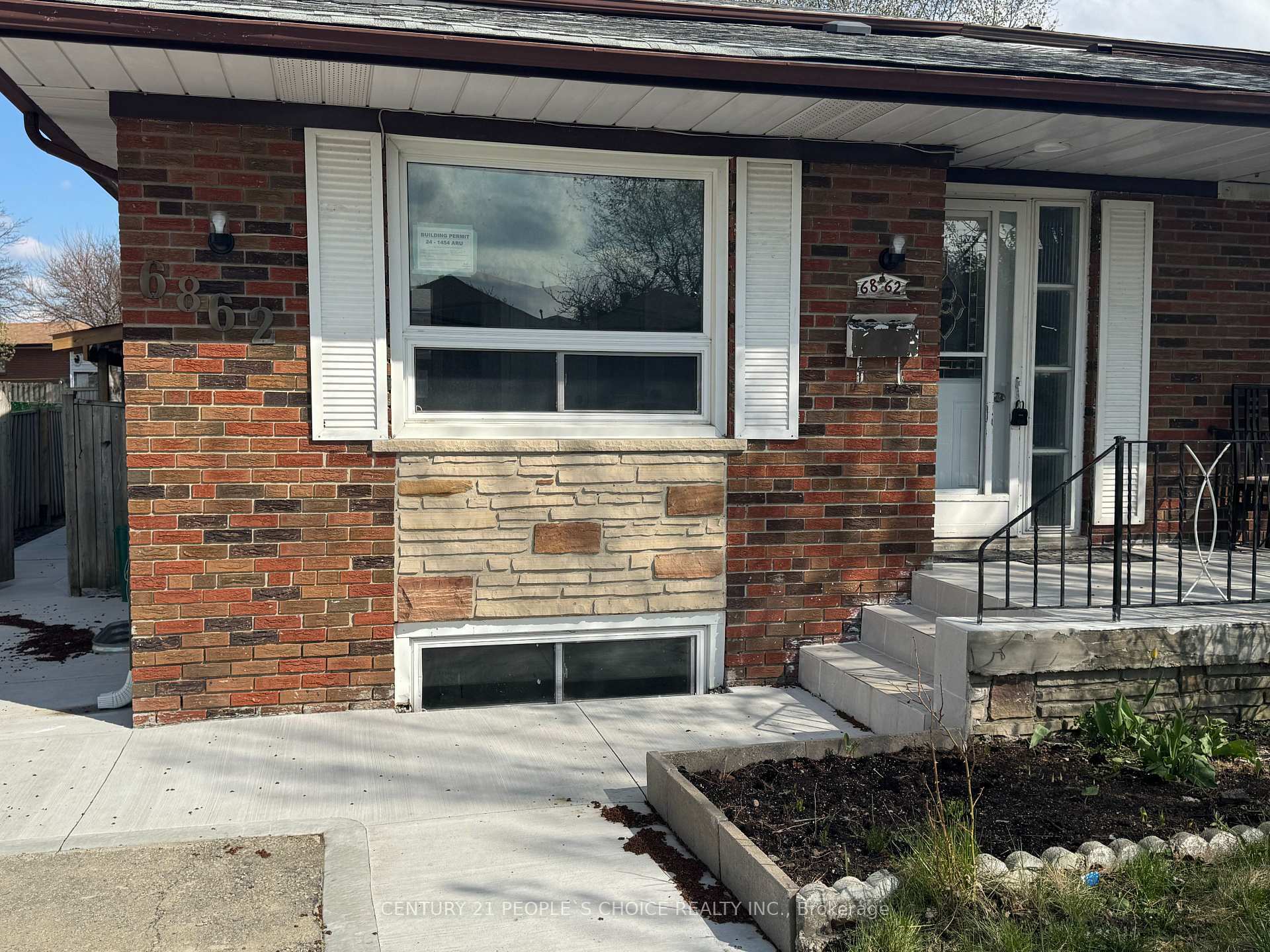 Property Photo: 6862 Darcel Avenue ON L4T 2W5