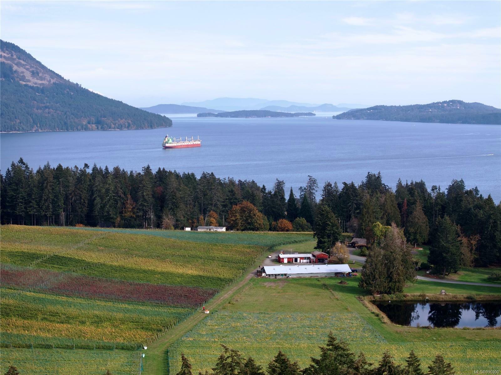 Property Photo: 840 Cherry Point Rd BC V0R 1L3