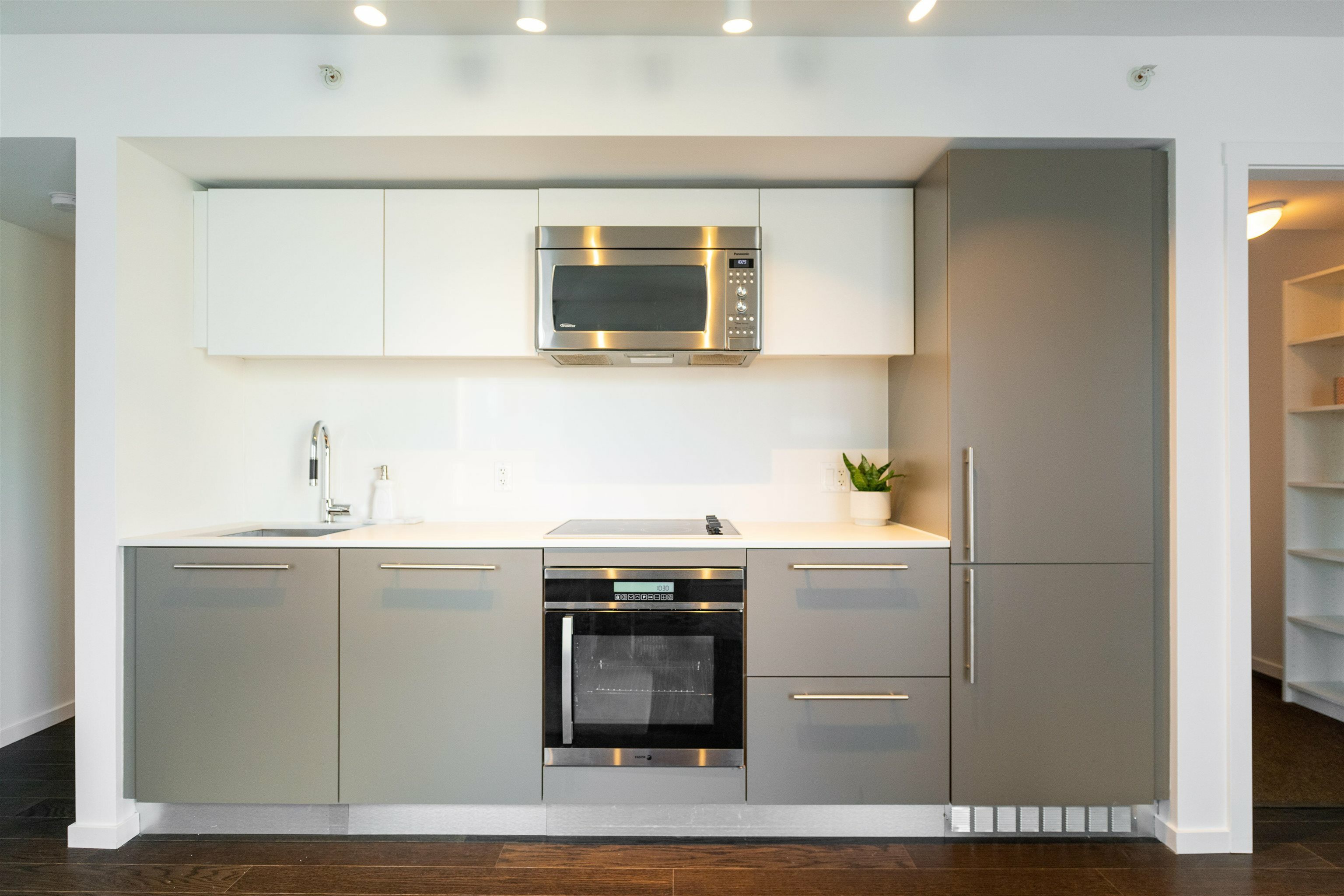 Property Photo: 999 Seymour Street 1701 BC V6B 0M5