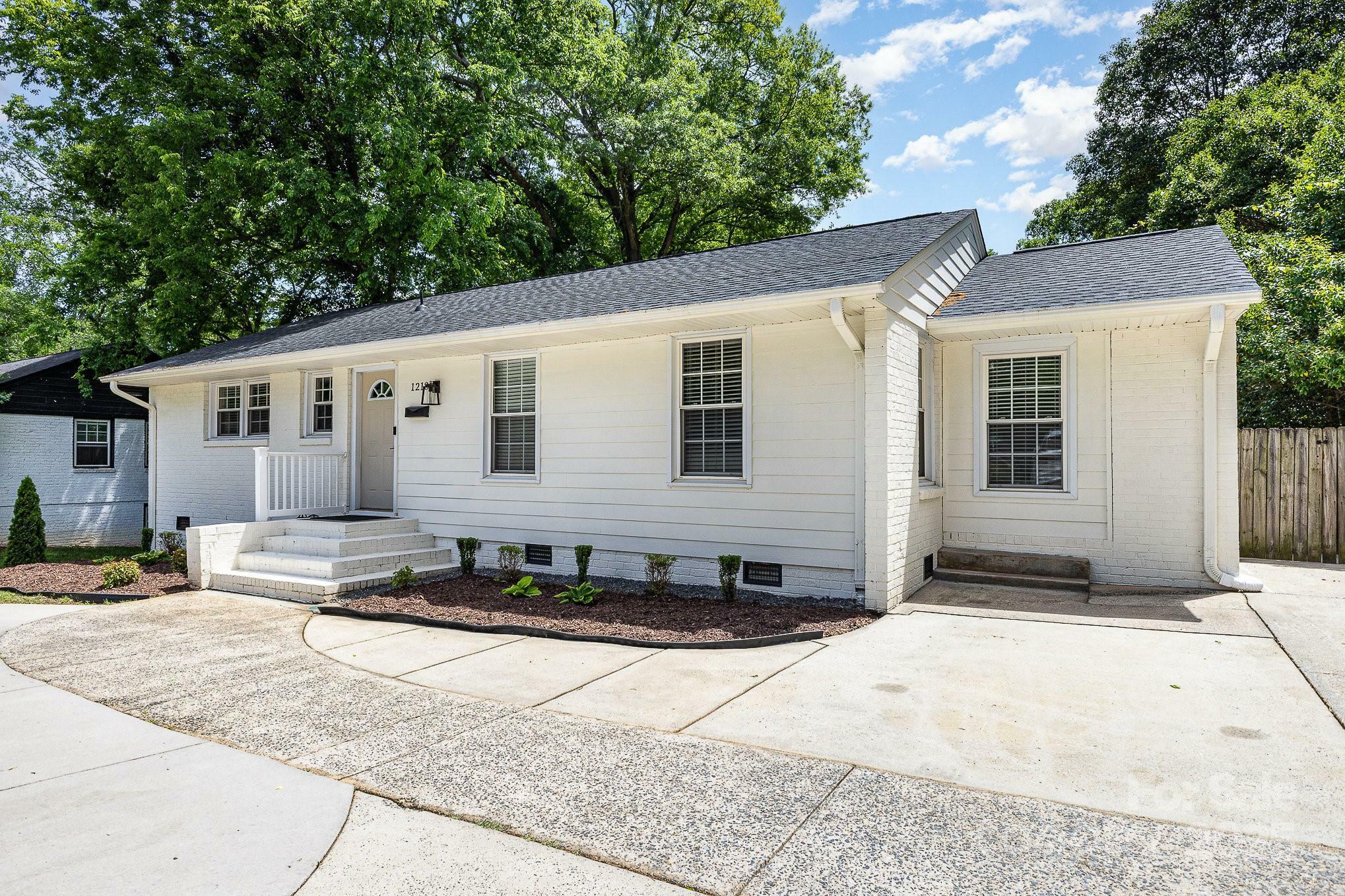 Property Photo: 1218 E Woodlawn Road NC 28209
